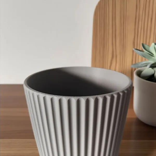 Ribbed kitchen utensil holder