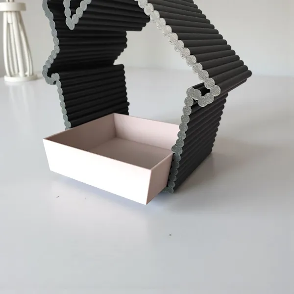 Ribbed Bird Feeder with Removable Compartment
